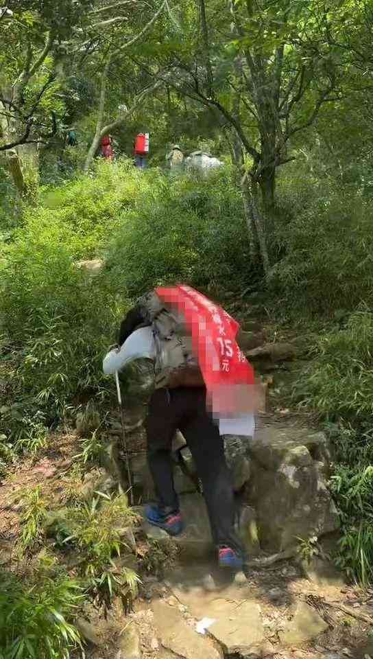 男子背40公斤蜜雪冰城上武功山售卖：体验式负重训练引热议