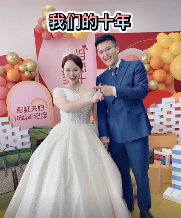 千万粉丝网红“彩虹夫妇”自曝患焦虑症：从2.3亿带货神话到健康危机