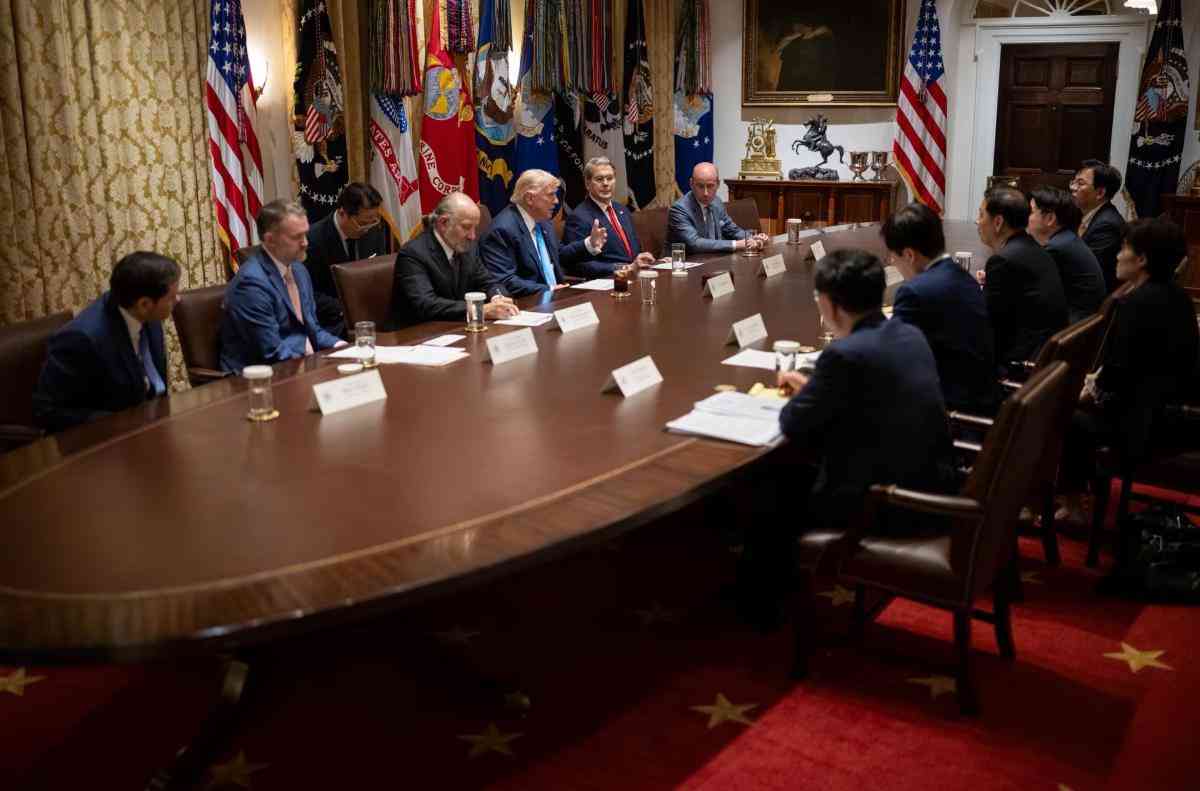 特朗普会见韩国代表团开场提问“金正恩近况”，引发外交尴尬