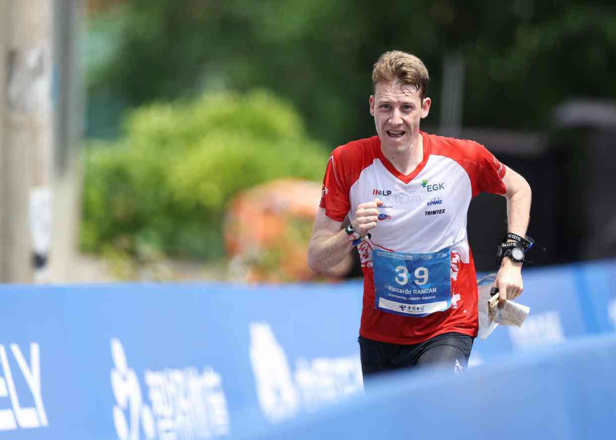 成都世运会首金诞生 瑞士选手里卡尔多·兰坎勇夺定向赛冠军