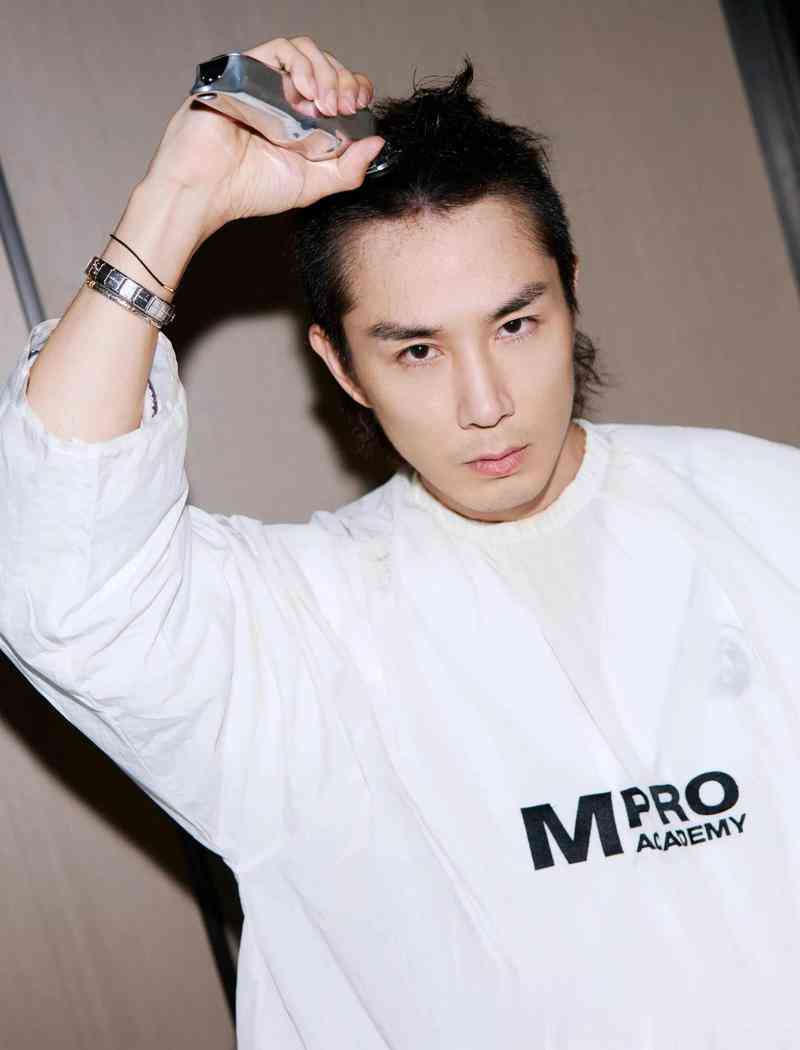 李承铉自剃寸头亮相《披荆斩棘》，硬汉造型引发热议