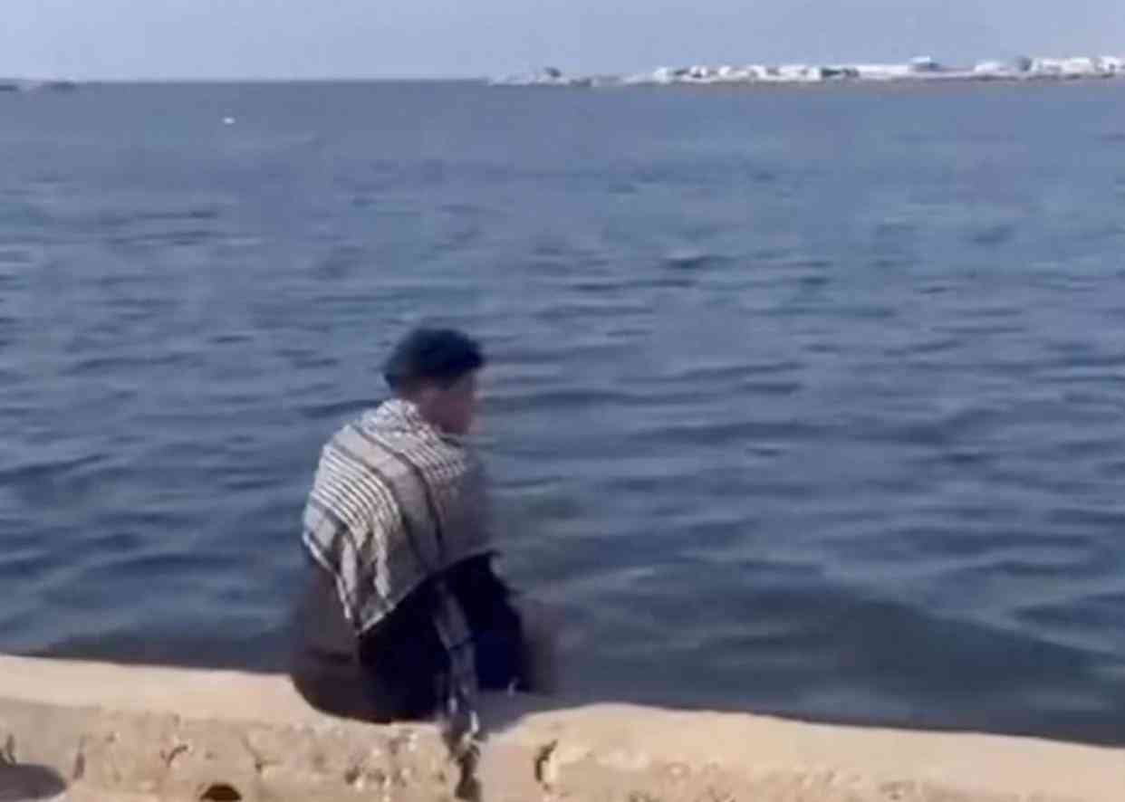 巴勒斯坦青年海边拍摄突遭枪击 加沙港再添悲剧