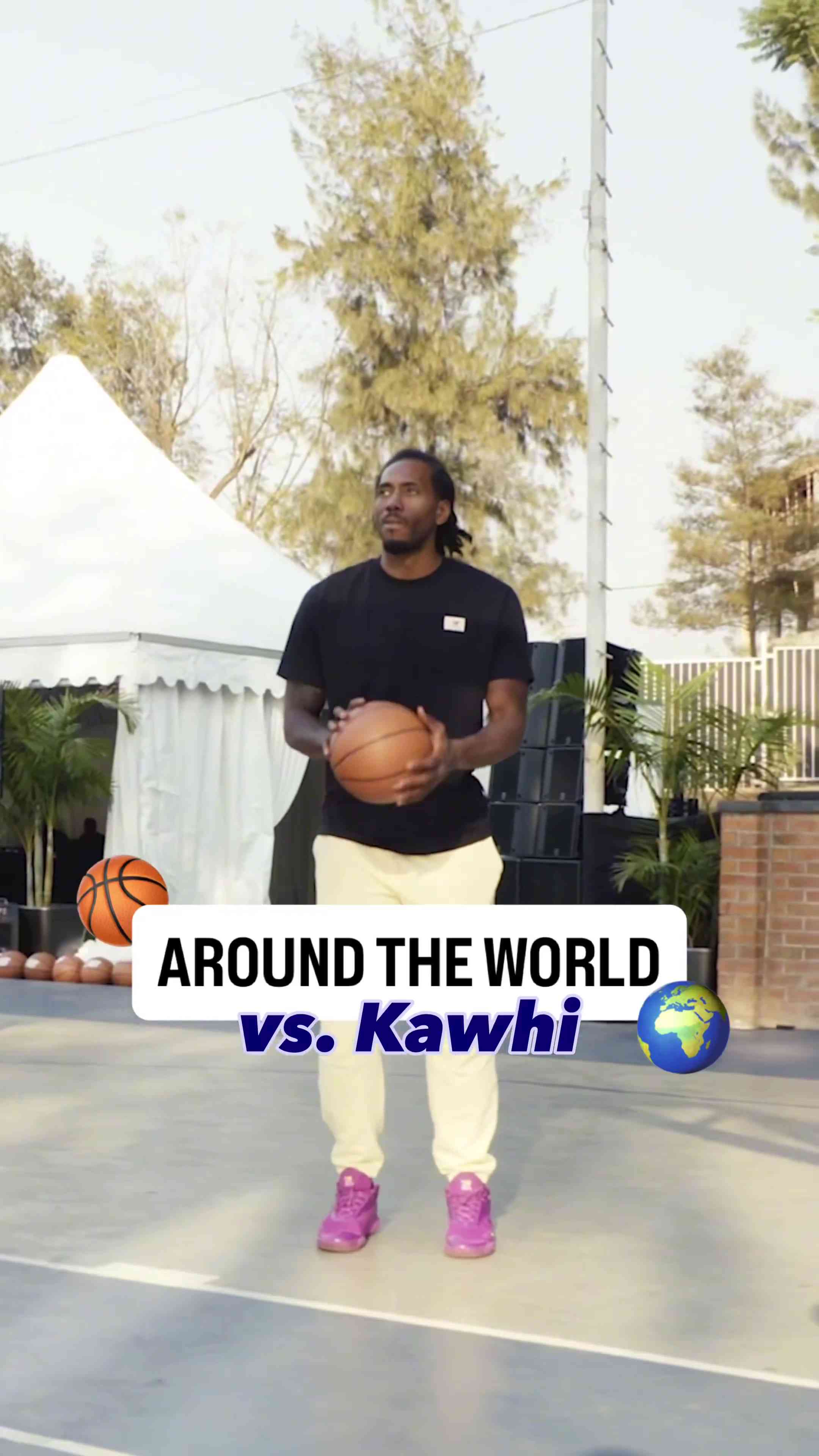 小卡卢旺达之行与小球迷比拼投篮，机器人笑得很开心！😂