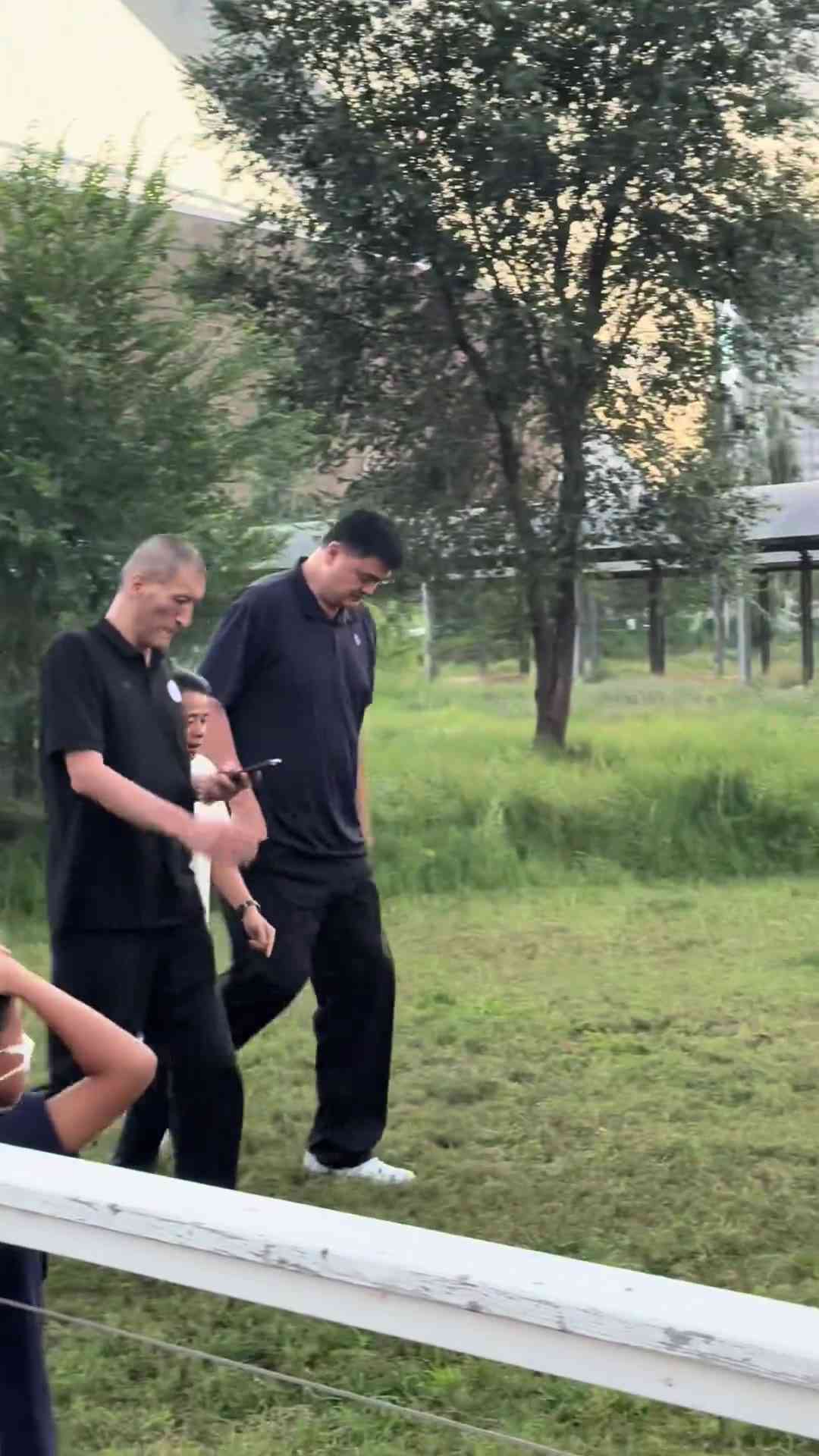 太显眼了哈！网友来蒙古包吃饭，偶遇姚明和巴特尔～