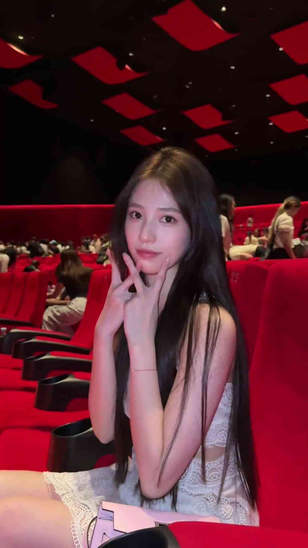 程鑫凯前女友鸡腿诺参加《东极岛》路演：见到吴磊和朱一龙啦！