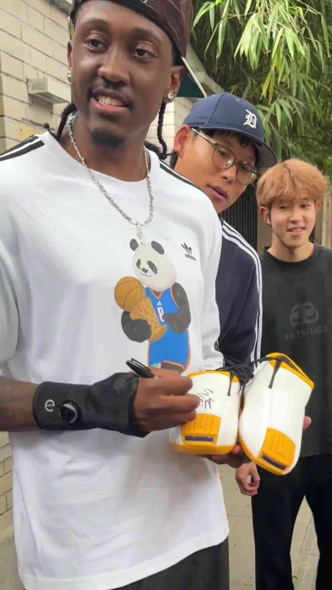 穿8号原因！杰伦威中国行为球鞋签名 镜头拉到小腿处有科比纹身