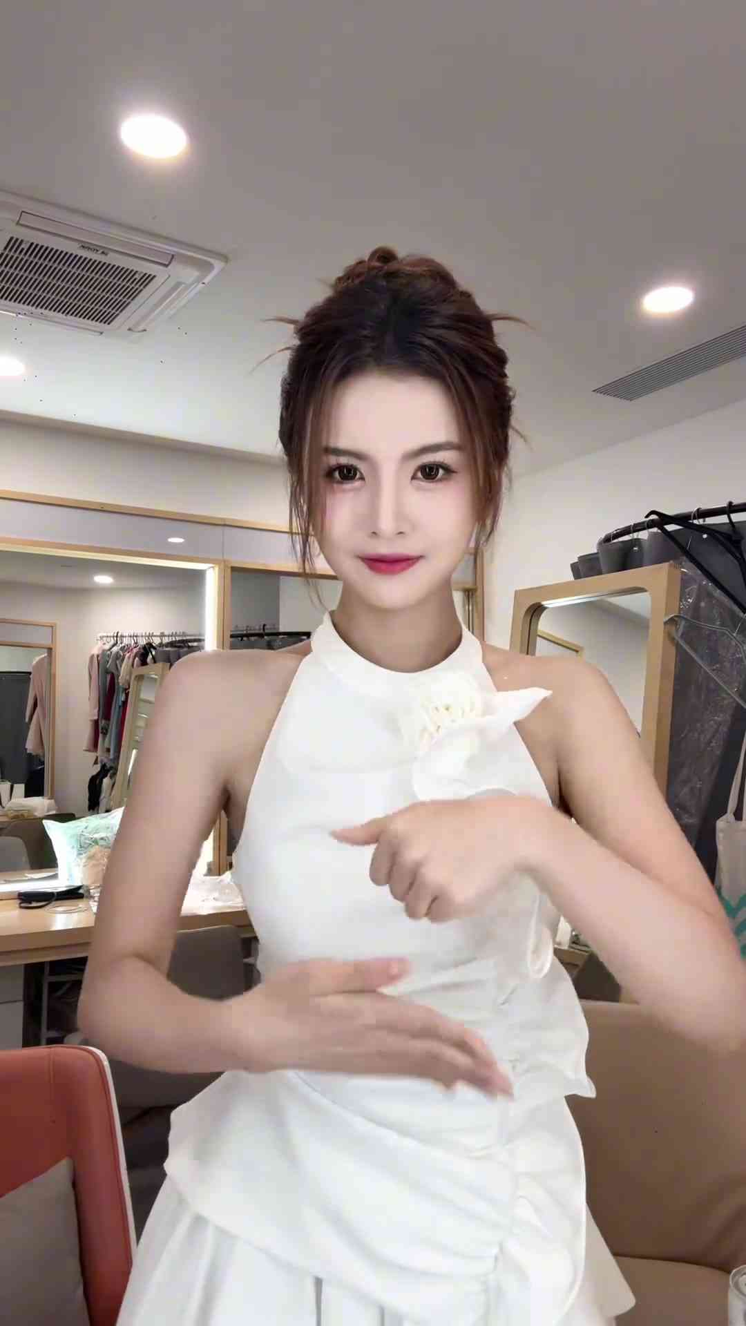 有点白鹿的既视感？美女主播炼炼一身白色裙子跳手势舞~