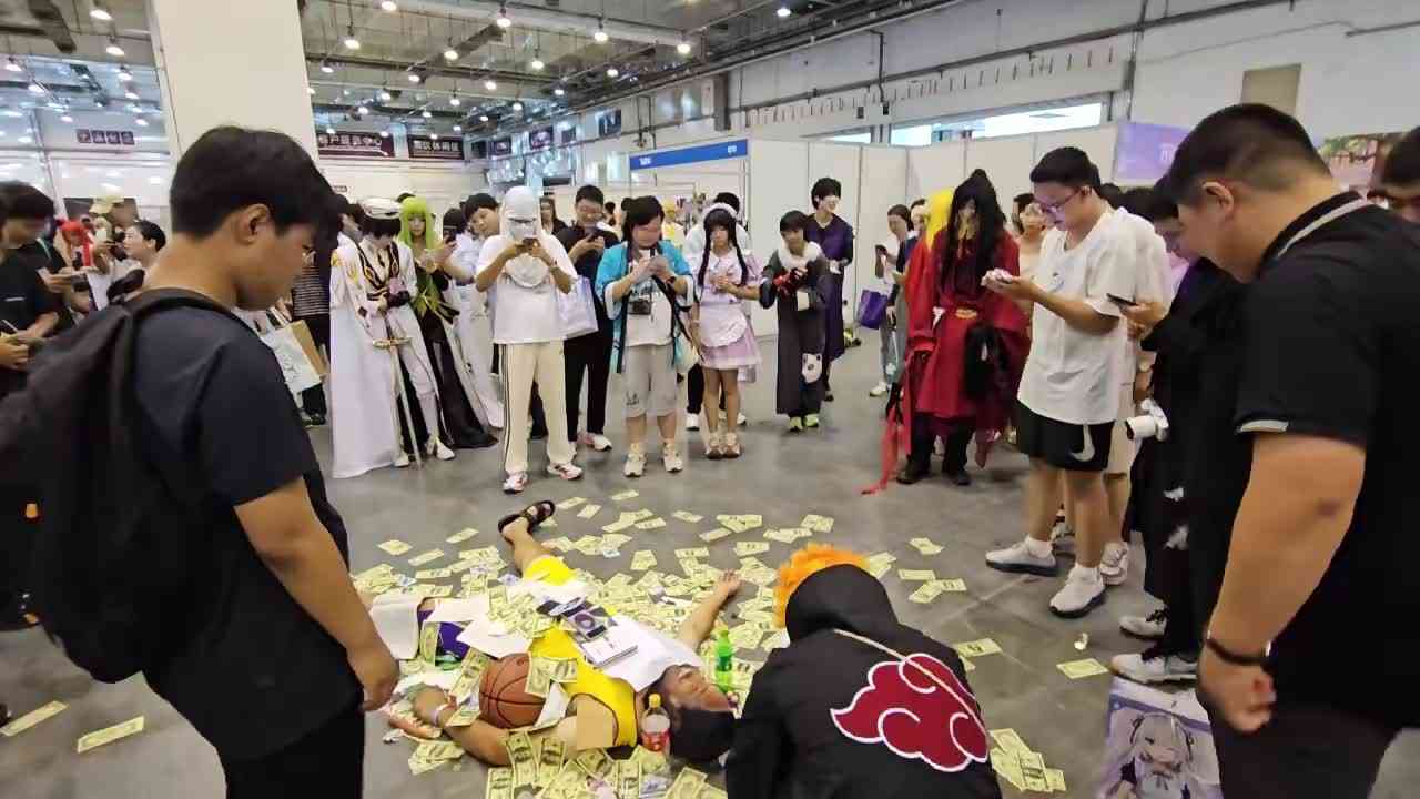 毫无下限！一男子漫展cos科比躺在地上身边全是美金