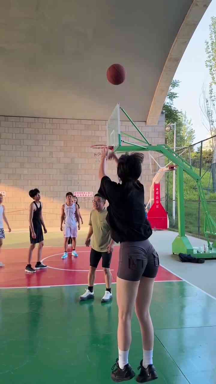 不懂就问，妹子这球走步了吗？