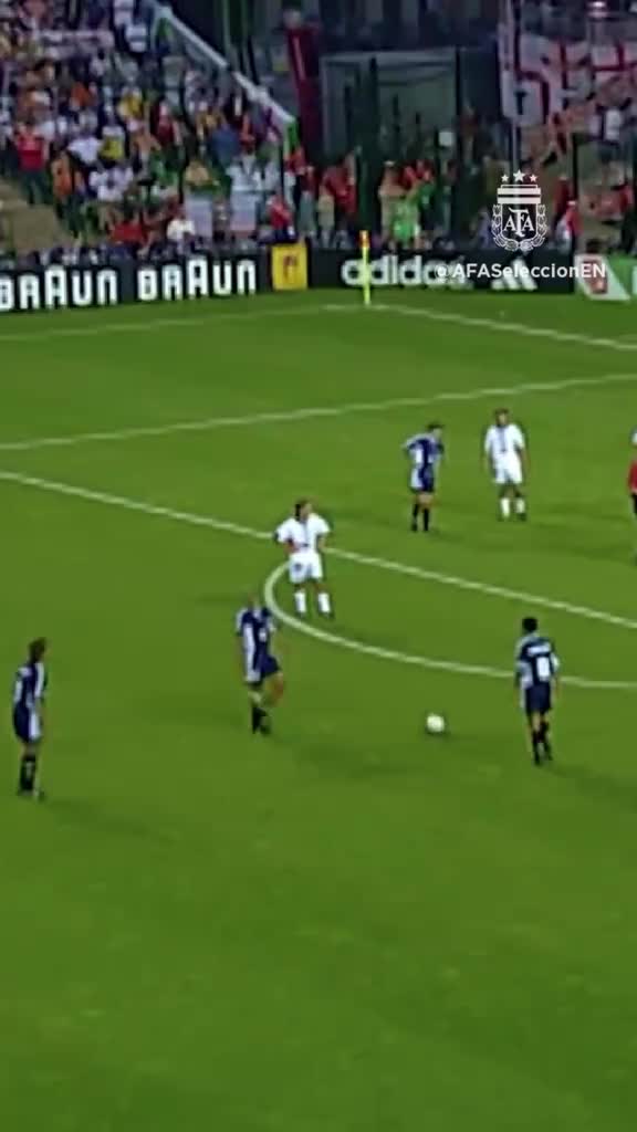 阿根廷官推：98世界杯英阿大战，萨内蒂打进载入史册间接任意球