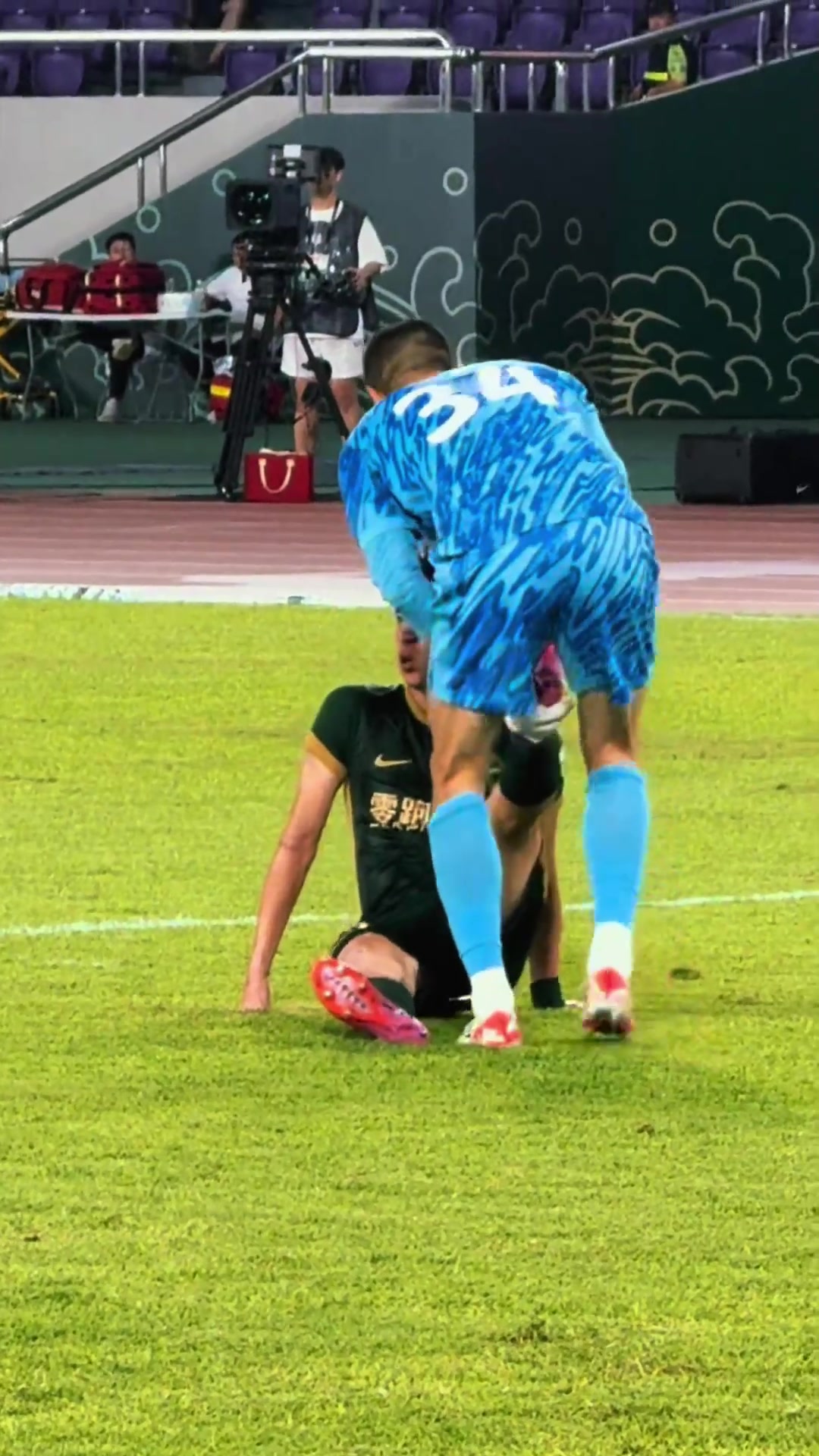 燃尽了！王钰栋接球转身低射后双腿抽筋！侯森上前帮忙拉伸！