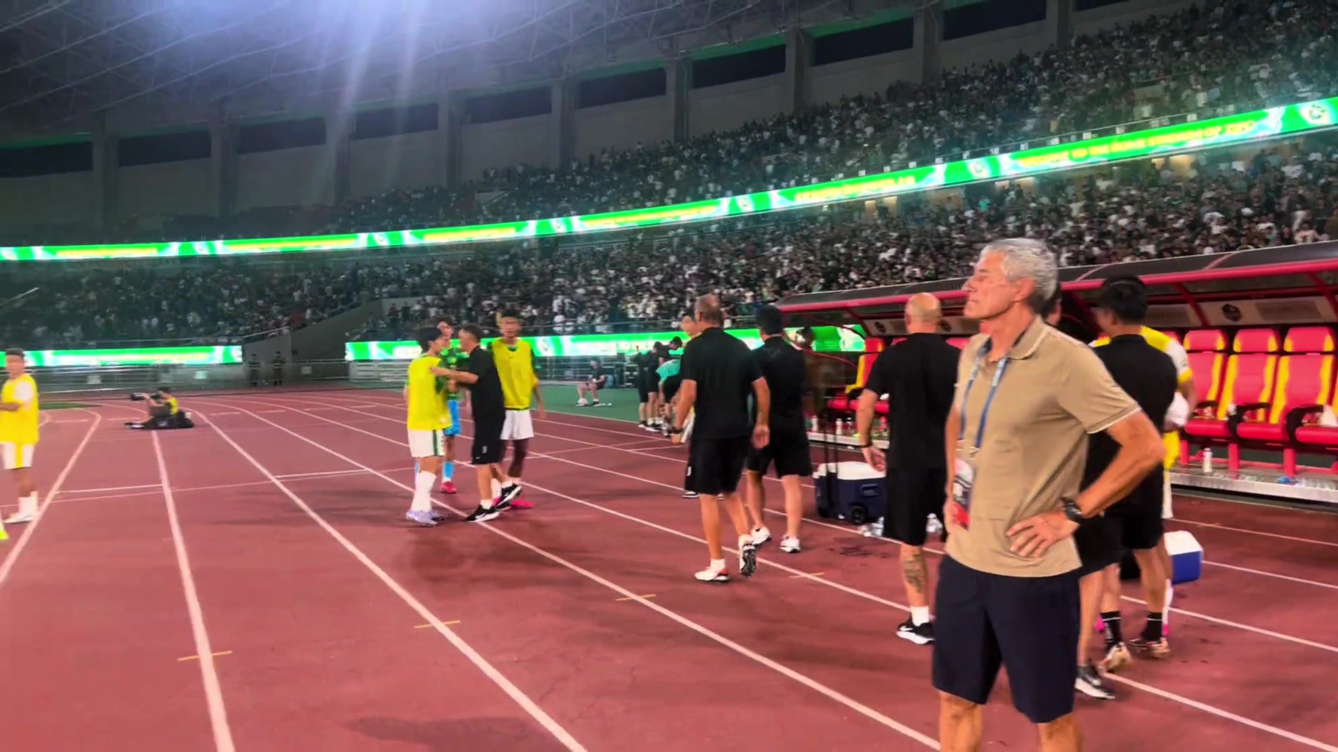 艰难！实拍：终场哨响瞬间，塞蒂恩和国安教练组长舒一口气