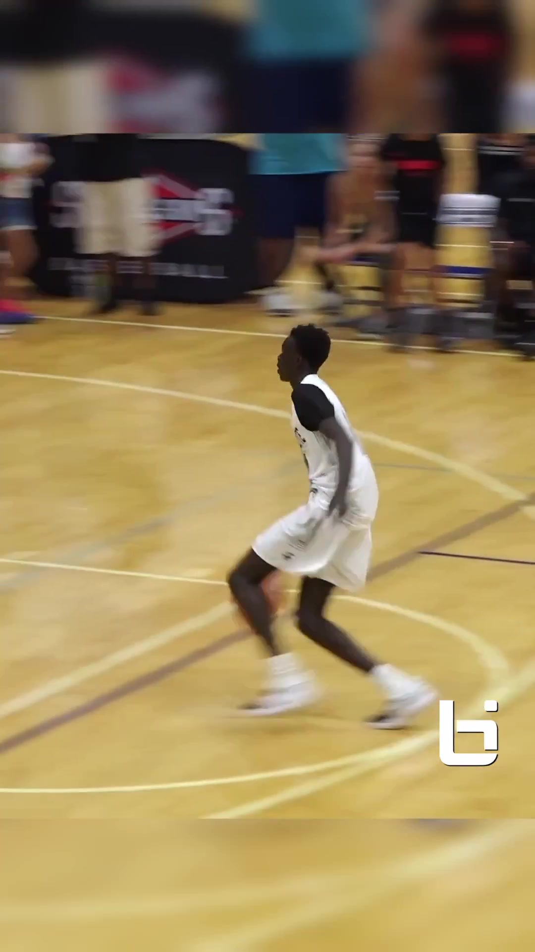 NBA都少见！美高生实战完成臀下换手扣篮 