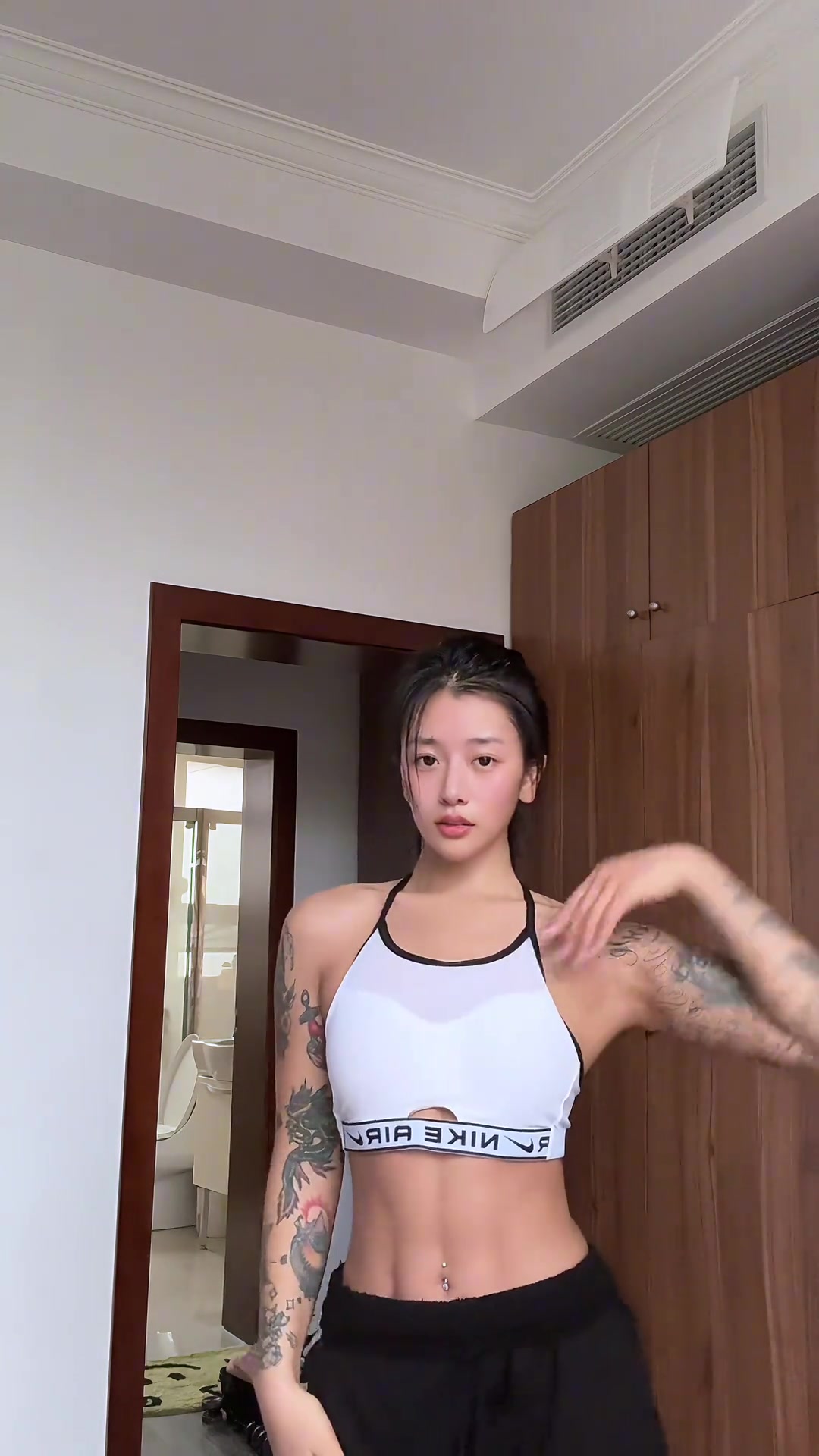 李添荣女友胡玄子自拍，这大花臂挺有冲击力