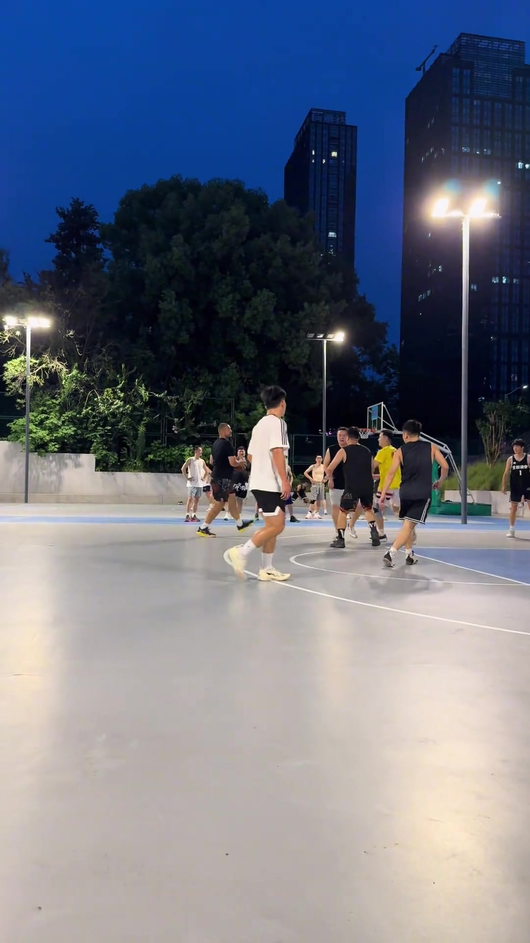 西热力江野球场单打失败，被指“太慢”，随即在评论区破防😅