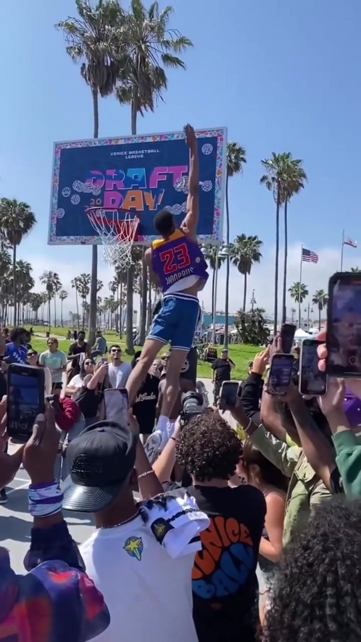 确实是摸高第一人！埃希奥古在篮板上端贴上贴纸