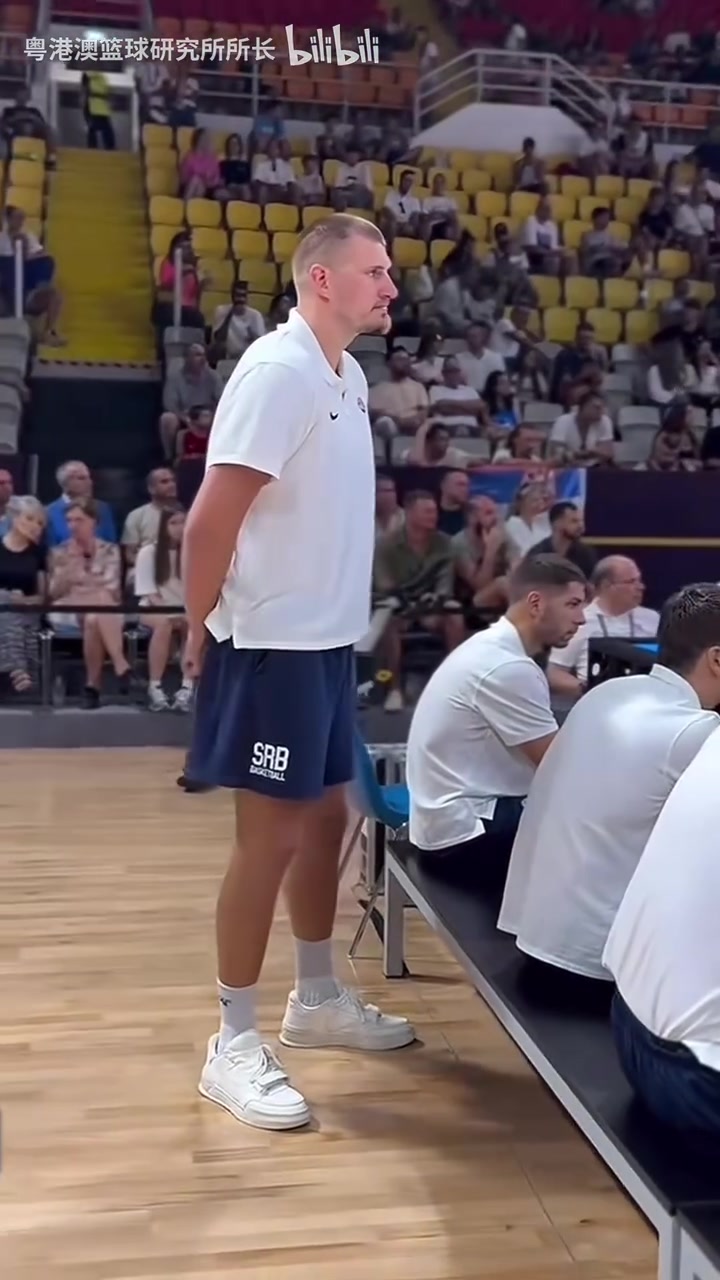 慈眉善目！虚假的约基奇vs真实的约基奇！这个瘦弱的人会打球吗？