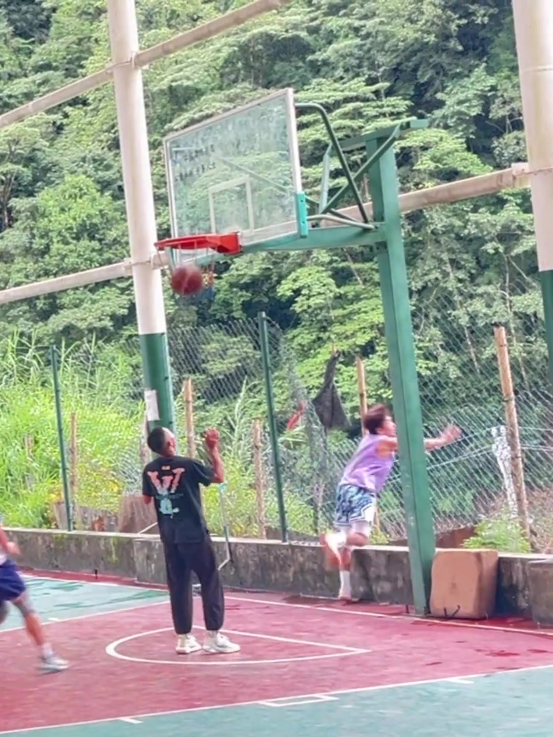 打篮球的最高境界就是：不仅球进了，人也进了😱😱😱