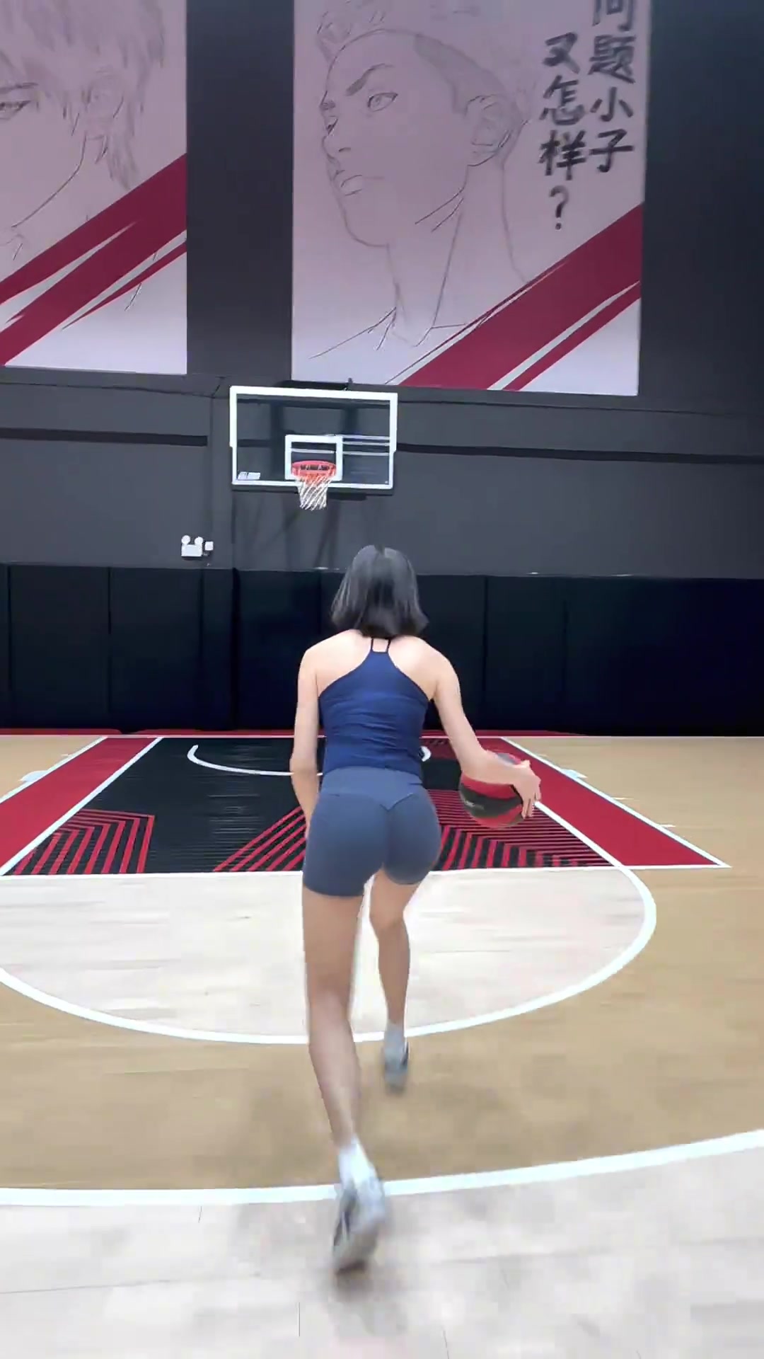 有一说一，小姐姐的头发都比她的运球上篮丝滑多了🤣🤣🤣