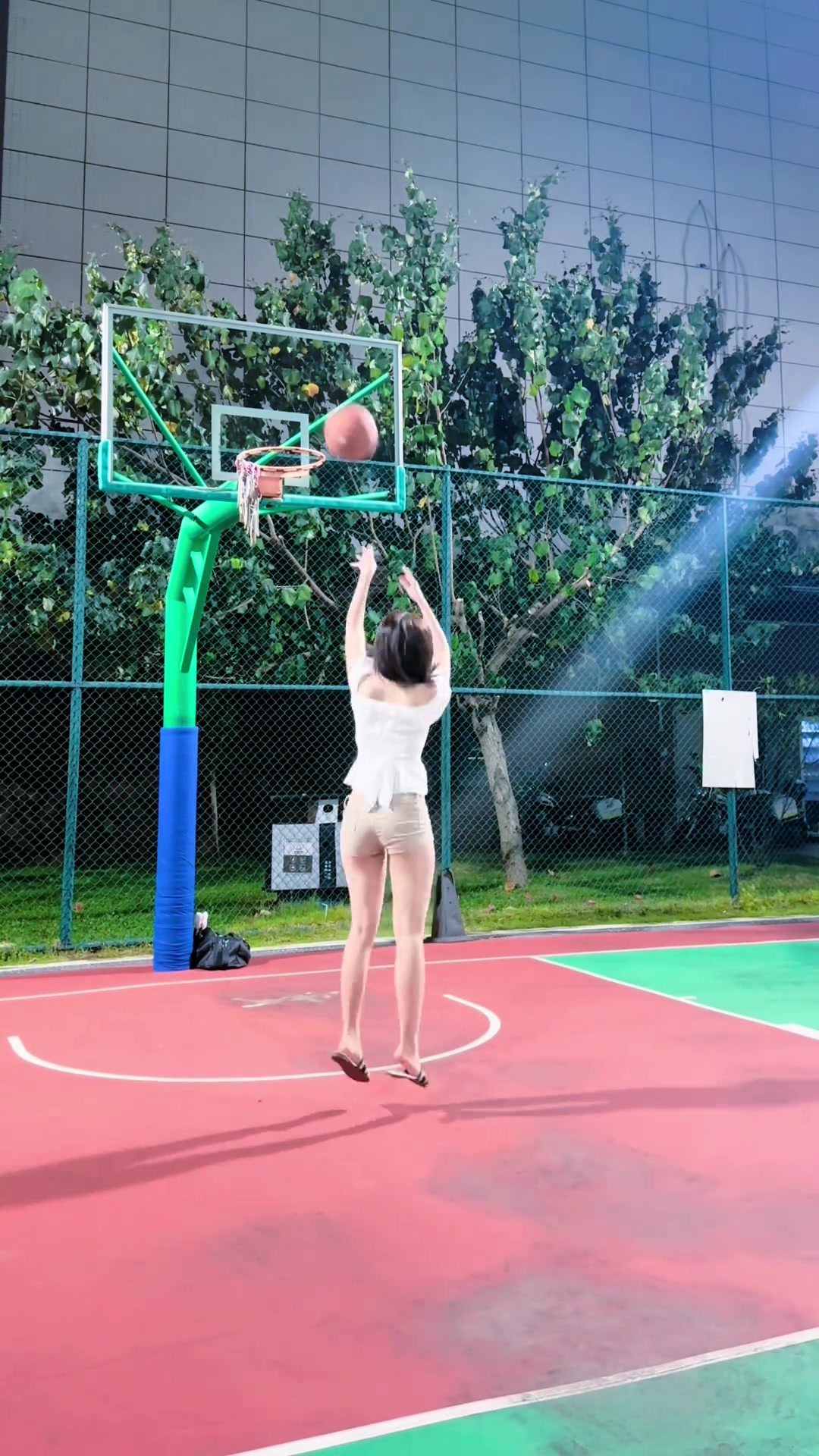 本来以为短裤女生左手投篮已经是巅峰，没想到拖鞋才是绝杀😍