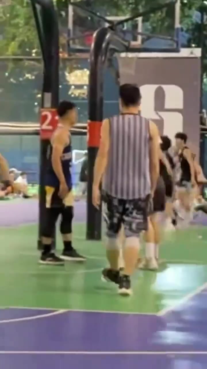 球场上没有人情世故，全是打打杀杀