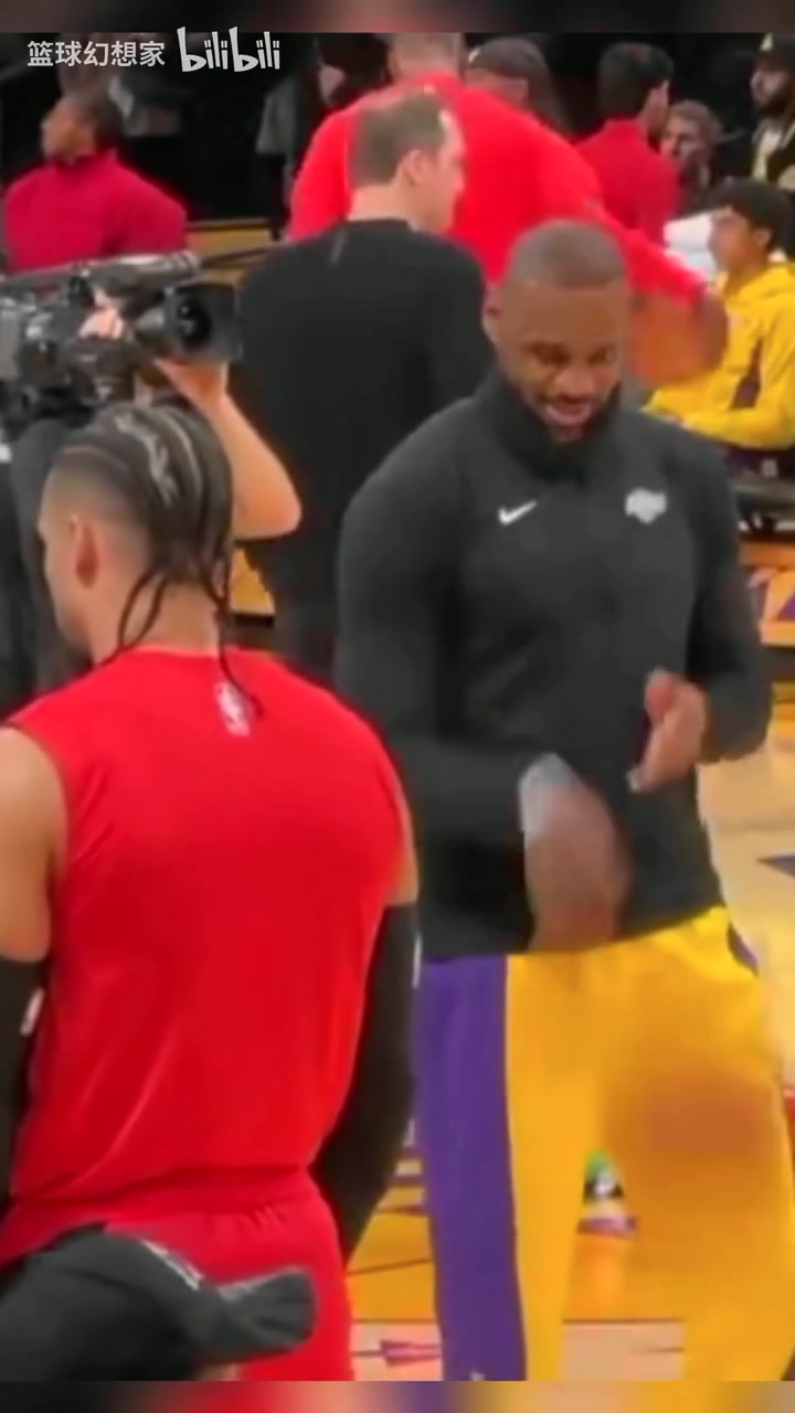 真的看几遍都绷不住！名场面：詹姆斯看着赛前冥想的狄龙！